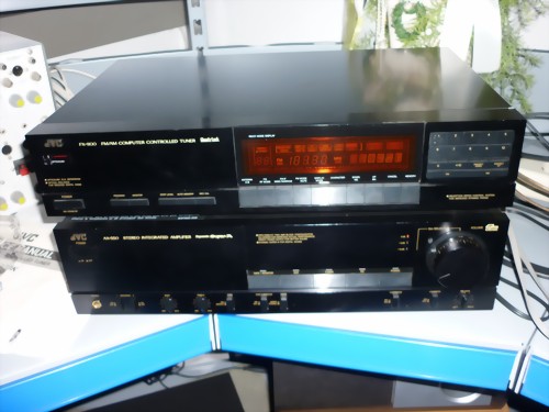 JVC FX 1100 ( FM-Tuner ) + JVC AX 550 ( Vollverstäker ) JVC FX 1100 ( FM-Tuner ) + JVC AX 550 ( Vollverstäker )